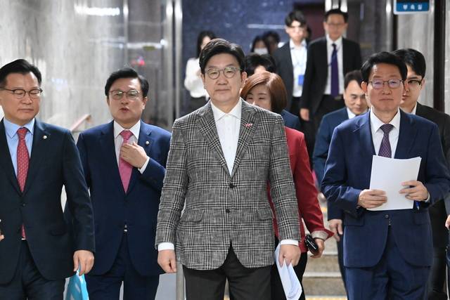 권성동(앞줄 가운데) 국민의힘 원내대표를 비롯한 원내지도부의 모습. 곽성호기자