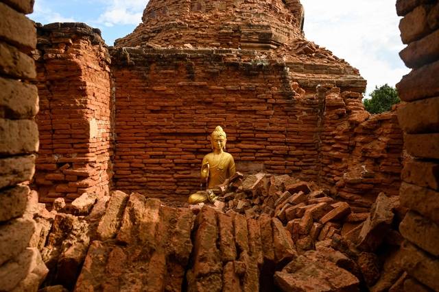 3월 28일 발생한 지진으로 무너진 미얀마 인와의 한 불교 사원에서 건물 안에 있던 불상이 외부에 노출돼 있다. AFP 연합뉴스