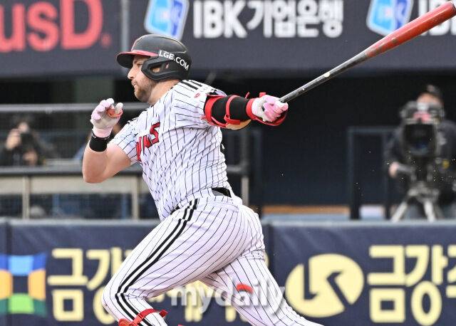 3일 오후 서울 잠실야구장에서 진행된 '2025 프로야구 KBO리그' LG트윈스와 SSG랜더스의 경기.LG 오스틴이 3회말 2사 1,3루서 1타점 적시타를 치고 있다.
