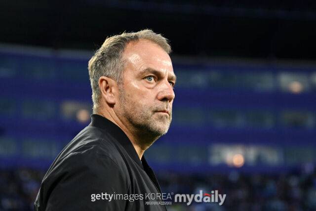 한지 플릭 바르셀로나 감독이 4일 바야돌리드와 경기를 지켜보고 있다. /게티이미지코리아