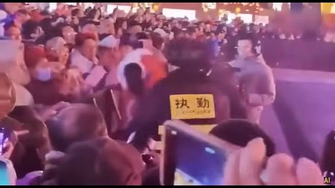 지난 2월 중국 톈진 춘제 축제에서 유니트리사의 H1 로봇이 악수를 청한 관람객에게 갑자기 팔을 휘두르며 달려드는 듯한 공격적인 행동을 보였다. [AITechnologyNews 유튜브 캡처]