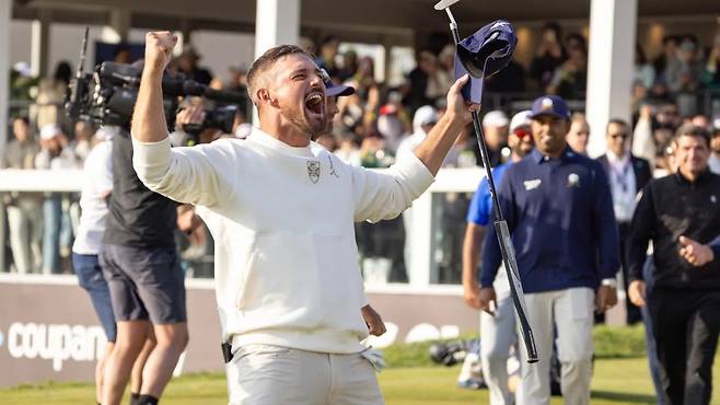 챔피언 퍼트를 마치고 포효하는 브라이슨 디섐보. [사진=LIV골프]