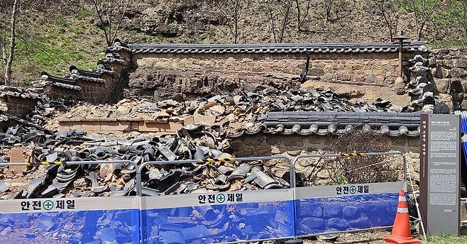 연수전 자리에 타버린 잔해와 부서진 기와만 남은 모습.