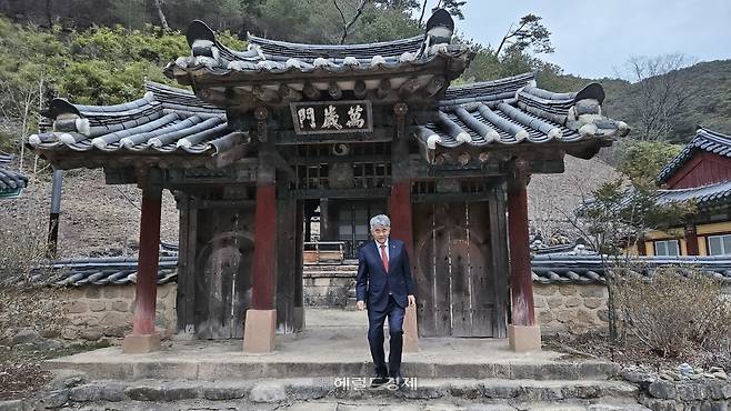 산불 피해를 입기 전인 작년 초 정원주 조계종 중앙신도회 회장(헤럴드·대우건설 회장)이 고운사 연수전 만세문을 방문한 모습.