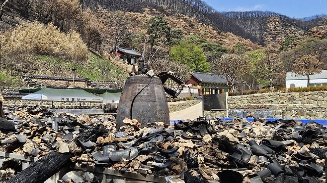 범종각은 전소되고 범종만 남은 모습.