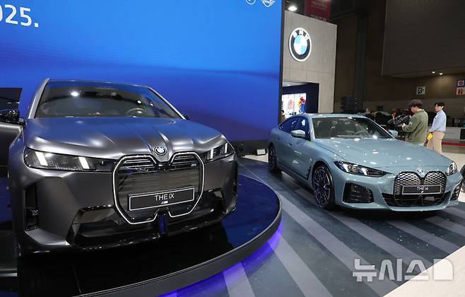 [고양=뉴시스] 전진환 기자 = 3일 오전 경기도 고양시 킨텍스에서 열린 2025서울모빌리티쇼 BMW그룹코리아 부스에 순수 전기차 THE iX와 THE i4가 공개되고 있다. 2025.04.03. amin2@newsis.com