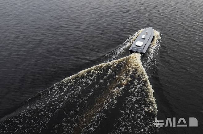 [AP/뉴시스] 자료 사진에서 우크라이나군의 해상 드론 '아우디이우카'가 물 위를 가르고 있다. 이 드론은 1t이 넘는 적재물을 싣고 1100㎞ 이상을 운반할 수 있다. 2025.05.04.