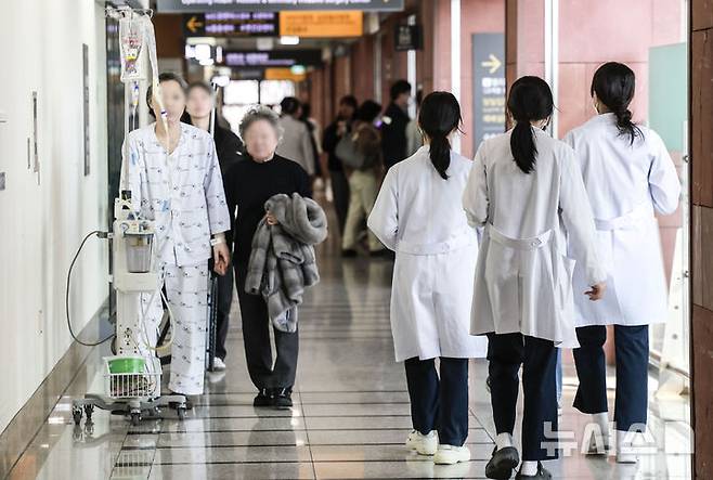 [서울=뉴시스] 정병혁 기자 = 지난 2월 7일 서울시내 대학병원에서 의료진이 이동하고 있다. 2025.02.07. jhope@newsis.com