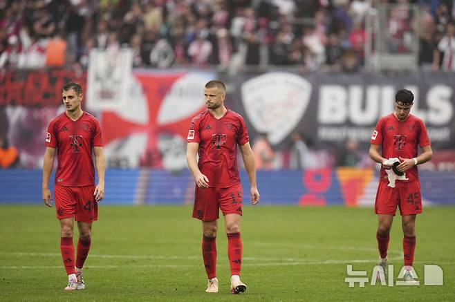 [라이프치히=AP/뉴시스] 독일 프로축구 분데스리가 바이에른 뮌헨의요시프 스타니시치(왼쪽), 에릭 다이어(가운데). 2025. 5. 3.