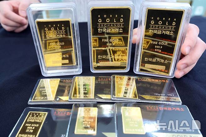 [서울=뉴시스] 김금보 기자 = 17일 서울 종로구 한국금거래소 종로본점에 골드바가 진열돼 있다.국제 금값이 사상 처음으로 온스당 3300달러를 돌파했다. 국내 금값도 사상 최고치를 경신하며 순금 한 돈 가격이 처음으로 65만원 돌파했다. 2025.04.17. kgb@newsis.com