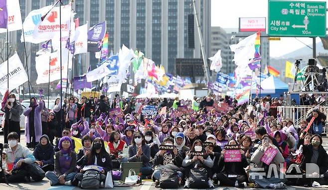 [서울=뉴시스] 김선웅 기자 = 지난 3월 8일 서울 종로구 광화문 인근에서 열린 3.8 세계여성의 날 기념 제40회 한국여성대회에서 참가 시민들이 성평등 민주주의를 촉구하고 있다. 2025.03.08 mangusta@newsis.com