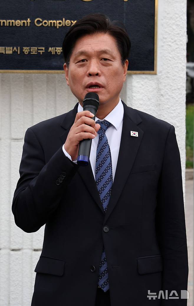 [서울=뉴시스] 배훈식 기자 = 조승래 더불어민주당 의원이 1일 오전 서울 종로구 정부서울청사 앞에서 한덕수 대통령 권한대행 국무총리 규탄 기자회견을 하고 있다. 2025.05.01. dahora83@newsis.com