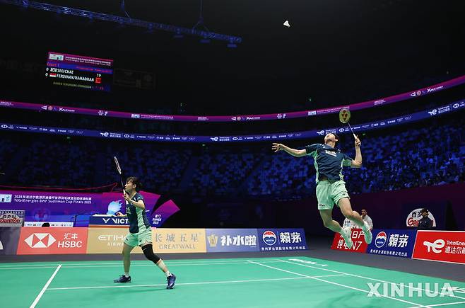 [샤먼=신화/뉴시스] 서승재-채유정이 3일(현지 시간) 중국 푸젠성 샤먼에서 열린 2025 세계배드민턴연맹(BWF) 수디르만컵 인도네시아와의 준결승 혼합 복식 1경기에서 데얀 페르디난시아-시티 파디아 실바 라마단티 조와 경기하고 있다. 서승재-채유정이 2-0(21-10 21-15)으로 이긴 한국이 매치 스코어 3-2로 승리하며 결승에 올라 일본을 3-0으로 완파한 중국과 패권을 다툰다. 2025.05.04.