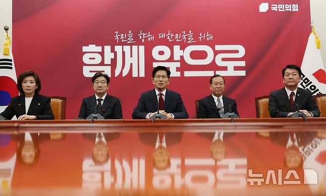 [서울=뉴시스] 고승민 기자 = 김문수 국민의힘 대선 후보가 4일 서울 여의도 국회에서 열린 선거대책위원회에서 발언하고 있다. 2025.05.04. kkssmm99@newsis.com