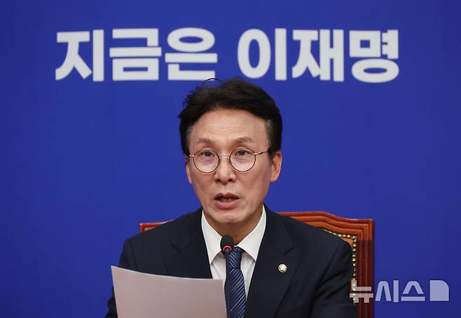 [서울=뉴시스] 고승민 기자 = 김민석 더불어민주당 상임 공동선대위원장이 4일 서울 여의도 국회에서 '총체적 내란 극복과 민주당의 필승전략'을 주제로 기자간담회를 하고 있다. 2025.05.04. kkssmm99@newsis.com