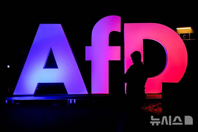 [베를린=AP/뉴시스] 독일 정부가 제1야당인 독일대안당(AfD)을 '확인된 우익 극단주의 세력'으로 지정했다. 마코 루비오 미국 국무장관이 '위장된 폭정'이라고 비판하자 "이것이 민주주의"라고 반박했다. 사진은 지난 2월23일(현지 시간) 독일 베를린의 독일대안당(AfD) 본부 앞. (사진=AP/Michael Probst)