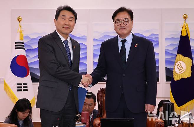 [서울=뉴시스] 조성우 기자 = 우원식(오른쪽) 국회의장이 3일 오후 서울 여의도 국회에서 이주호 사회부총리 겸 교육부 장관을 접견하며 기념촬영을 하고 있다. 2024.12.03. xconfind@newsis.com