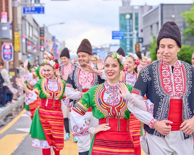 [남원=뉴시스] 김종효 기자 = '제95회 춘향제'가 펼쳐지고 있는 지난 3일 남원 광한루원 일원에서 시민과 관광객 참여 대표 프로그램인 '발광난장 대동길놀이'가 펼쳐지고 있다. 춘향제 개막 때부터 자국의 민속춤과 음악 등을 선보였던 불가리아팀이 퍼레이드에 함께하고 있다. (사진=남원시 제공) 2025.05.04. photo@newsis.com  *재판매 및 DB 금지