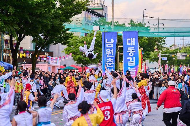 [남원=뉴시스] 김종효 기자 = '제95회 춘향제'가 펼쳐지고 있는 지난 3일 남원 광한루원 일원에서 시민과 관광객 참여 대표 프로그램인 '발광난장 대동길놀이'가 펼쳐지고 있다. 퍼레이드에 참여한 시민들이 흥겨운 표정으로 춤추며 행진하고 있다. (사진=남원시 제공) 2025.05.04. photo@newsis.com  *재판매 및 DB 금지