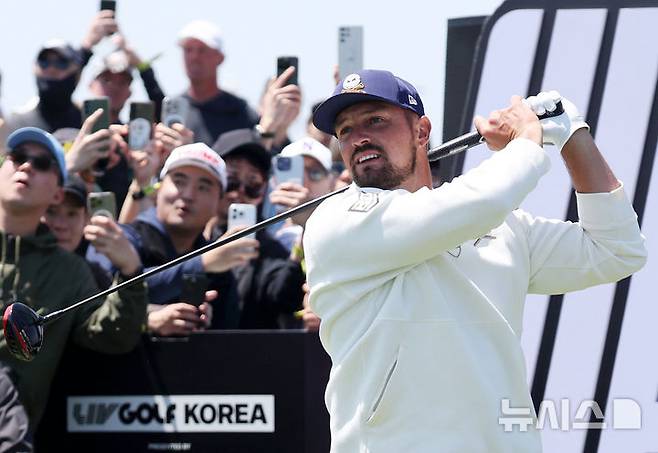 [인천=뉴시스] 홍효식 기자 = 브라이슨 디섐보가 4일 인천 송도동 잭 니클라우스 골프클럽 코리아에서 열린 LIV 골프 코리아 최종 라운드 2번홀에서 티샷을 하고 있다. 2025.05.04. yesphoto@newsis.com