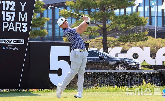 [인천=뉴시스] 전진환 기자 =  LIV 골프 코리아 1라운드 경기가 열린 2일 인천 연수구 잭니클라우스CC에서 장유빈이 5번홀 티샷을 하고 ㅈ있다.  2025.05.02.  photo@newsis.com