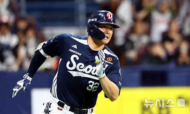 [서울=뉴시스] 박주성 기자 = 22일 오후 서울 구로구 고척스카이돔에서 열린 프로야구 2025 KBO리그 두산 베어스 대 키움 히어로즈의 경기, 8회초 두산 김재환이 2루타를 치고 있다. 2025.04.22. park7691@newsis.com