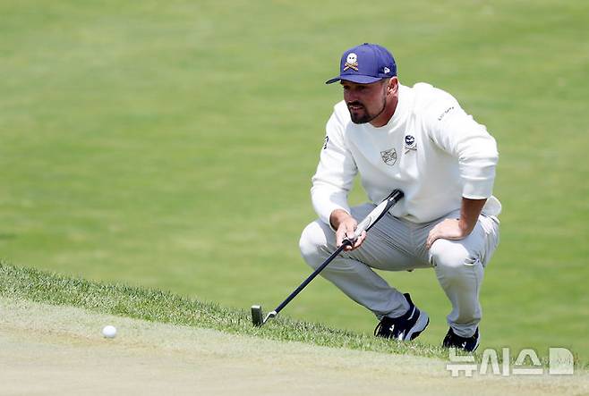 [인천=뉴시스] 홍효식 기자 = 브라이슨 디섐보가 4일 인천 송도동 잭 니클라우스 골프클럽 코리아에서 열린 LIV 골프 코리아 최종 라운드 1번홀에서 퍼팅 전 그린을 확인하고 있다. 2025.05.04. yesphoto@newsis.com