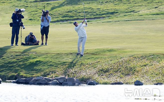 [인천=뉴시스] 홍효식 기자 = 브라이슨 디섐보가 4일 인천 연수구 송도 잭 니클라우스 골프클럽 코리아에서 열린 LIV 골프 코리아 최종 라운드 18번홀에서 세컨드 샷을 하고 있다. 2025.05.04. yesphoto@newsis.com
