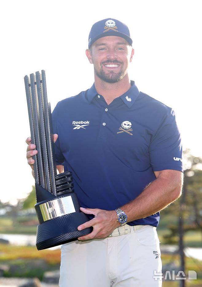 [인천=뉴시스] 홍효식 기자 = 브라이슨 디섐보가 4일 인천 연수구 송도 잭 니클라우스 골프클럽 코리아에서 열린 LIV 골프 코리아에서 우승해 트로피를 들고 포즈를 취하고 있다. 2025.05.04. yesphoto@newsis.com