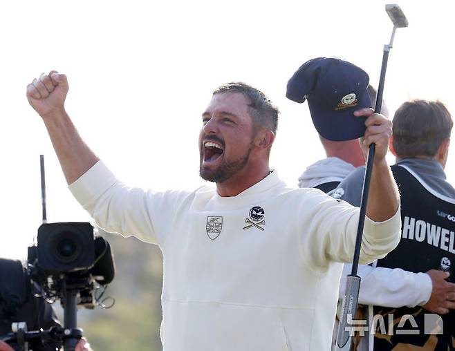 [인천=뉴시스] 홍효식 기자 = 브라이슨 디섐보가 4일 인천 연수구 송도 잭 니클라우스 골프클럽 코리아에서 열린 LIV 골프 코리아 최종 라운드 18번홀에서 챔피언이 결정되자 기뻐하고 있다. 2025.05.04. yesphoto@newsis.com