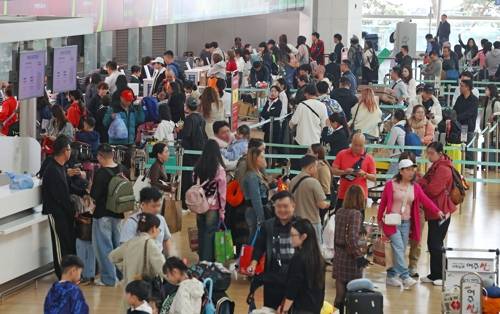 여행객들로 붐비는 공항 출국장 [연합뉴스 제공]