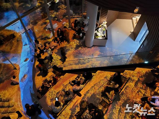 더춘천의암호R점에서 펼쳐지는 미디어 아트 향연. 김기용 기자