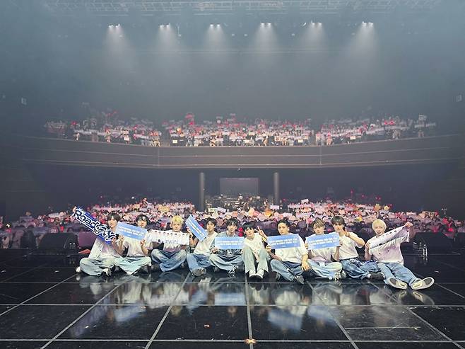 팬들이 준비한 슬로건을 들고 사진을 찍은 싸이커스. KQ엔터테인먼트 제공