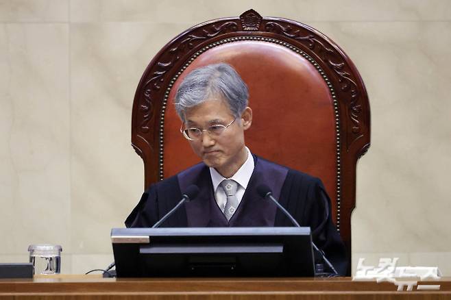 조희대 대법원장이 1일 오후 더불어민주당 이재명 대선 후보의 공직선거법 사건 전원합의체 선고를 위해 서울 서초구 대법원 대법정에 입장해 자리에 앉아 있다. 사진공동취재단