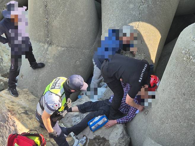 부안 해경이 4일 오후 3시 42분쯤 전북 부안군 격포항 북방파제 끝단에서 방파제 인근 암벽 아래로 추락한 낚시객 A(70대)씨를 구조했다.