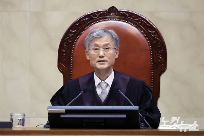 조희대 대법원장이 1일 오후 더불어민주당 이재명 대선 후보의 공직선거법 사건 전원합의체 선고를 위해 서울 서초구 대법원 대법정에 입장해 장내 정돈을 선언하고 있다. 사진공동취재단