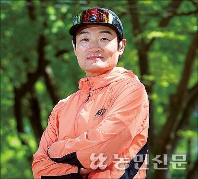 달리기를 하며 인생이 바뀌었다는 이재진씨. 그는 유튜브 채널 ‘마라닉TV’를 운영하며 사람들에게 러닝의 즐거움을 알리고 있다.