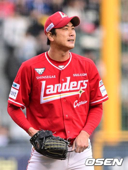 [OSEN=잠실, 조은정 기자3일 오후 서울 잠실구장에서 ‘2025 신한 SOL BANK KBO리그’ LG 트윈스와 SSG 랜더스의 경기가 열렸다.이날 경기에 홈팀 LG는 임찬규를 방문팀 SSG은 김광현을 선발로 내세웠다.3회말 2사 2루 LG 박동원에게 1타점 2루타를 허용한 SSG 김광현이 아쉬워하고 있다. 2025.05.03 /cej@osen.co.kr