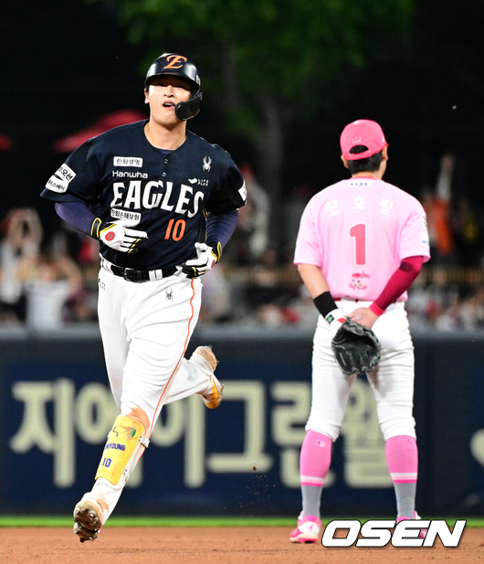 [OSEN=광주, 지형준 기자]5회초 무사 1루에서 한화 이진영이 역전 우월 투런포를 날리고 그라운드를 돌고 있다. 2025.05.02 /jpnews@osen.co.kr