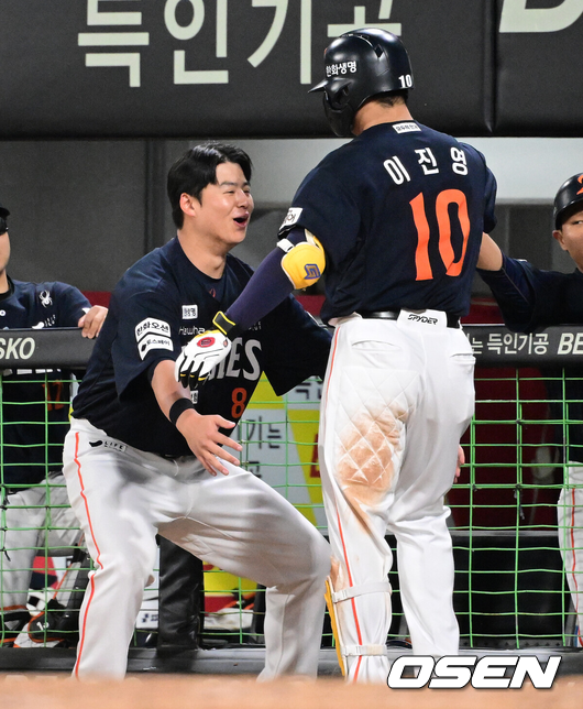 [OSEN=광주, 지형준 기자]5회초 무사 1루에서 한화 이진영이 역전 우월 투런포를 날리고 노시환과 기뻐하고 있다. 2025.05.02 /jpnews@osen.co.kr
