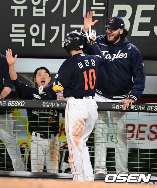[OSEN=광주, 지형준 기자].5회초 무사 1루에서 한화 이진영이 역전 우월 투런포를 날리고 황영묵, 폰세와 기뻐하고 있다. 2025.05.02 /jpnews@osen.co.kr