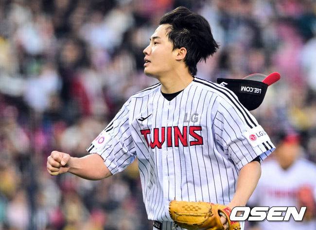 [OSEN=잠실, 조은정 기자3일 오후 서울 잠실구장에서 ‘2025 신한 SOL BANK KBO리그’ LG 트윈스와 SSG 랜더스의 경기가 열렸다.이날 경기에 홈팀 LG는 임찬규를 방문팀 SSG은 김광현을 선발로 내세웠다.6회초 1사 1,2루 LG 임찬규가 SSG 최정 상대로 병살타를 유도하며 이닝을 끝낸 뒤 포효하고 있다. 2025.05.03 /cej@osen.co.kr