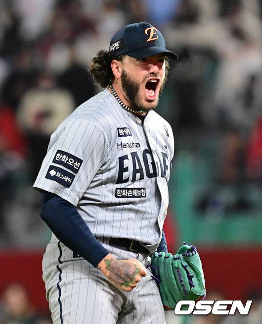 [OSEN=인천, 김성락 기자] 15일 오후 인천 미추홀구 SSG 랜더스 필드에서 ‘2025 신한 SOL BANK KBO리그’ SSG 랜더스와 한화 이글스의 경기가 열렸다.이날 SSG는 앤더슨을, 한화는 폰세를 선발투수로 내세웠다. 7회말 2사 한화 투수 폰세가 슥 오태곤을 삼진아웃 처리한 뒤 기뻐하고 있다. 2025.04.15 / ksl0919@osen.co.kr