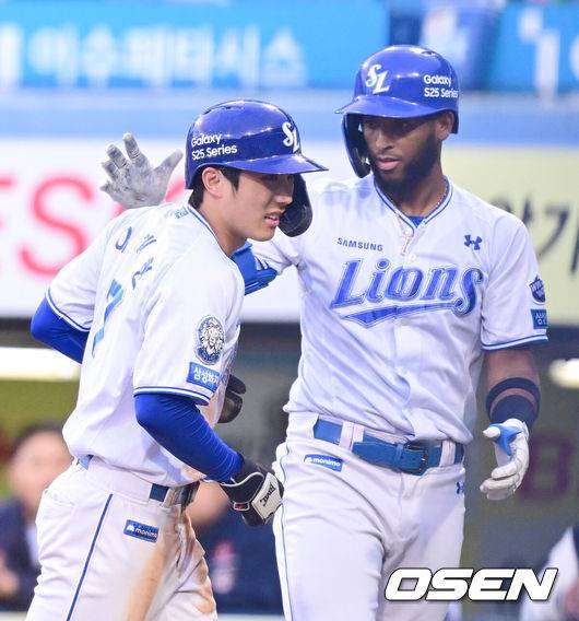 [OSEN=대구, 김성락 기자] 2일 대구 삼성라이온즈파크에서 '2025 신한 SOL Bank KBO리그' 삼성 라이온즈와 두산 베어스의 경기가 열렸다. 홈팀 삼성은 후라도, 두산은 잭로그를 선발로 내세웠다. 1회말 1사 3루 삼성 구자욱의 선취 1타점 희생플라이 때 3루주자 이재현이 득점을 올린 뒤 디아즈와 기쁨을 나누고 있다. 2025.05.02 / ksl0919@osen.co.kr