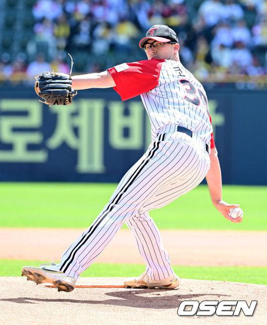 [OSEN=잠실, 지형준 기자] 4일 오후 서울 잠실야구장에서 2025 신한 SOL Bank KBO리그 LG 트윈스와 SSG 랜더스의 경기가 열렸다.이날 엘리에이저 에르난데스의 부상 대체 외국인투수로 LG에 입단한 코엔 윈이 KBO리그 데뷔전을 갖는다. SSG 선발은 박종훈.1회 LG 코엔 윈이 투구를 준비하고 있다. 2025.05.04 /jpnews@osen.co.kr
