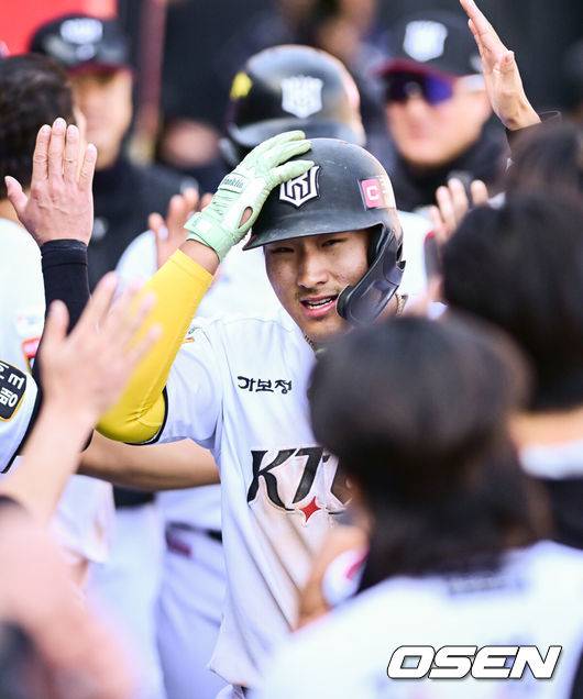 [OSEN=수원, 조은정 기자]4일 오후 수원 KT위즈파크에서 ‘2025 신한 SOL Bank KBO리그’ KT 위즈와 키움 히어로즈의 경기가 열렸다.이날 경기에 홈팀 KT는 쿠에바스, 원정팀 키움은 김선기를 선발로 내세웠다.7회말 2사 1루 KT 안현민이 역전 투런 홈런을 날린 뒤 더그아웃에서 환영을 받고 있다. 2025.05.04 /cej@osen.co.kr