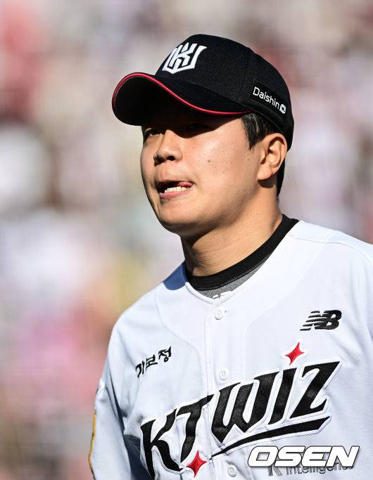 [OSEN=수원, 조은정 기자]4일 오후 수원 KT위즈파크에서 ‘2025 신한 SOL Bank KBO리그’ KT 위즈와 키움 히어로즈의 경기가 열렸다.이날 경기에 홈팀 KT는 쿠에바스, 원정팀 키움은 김선기를 선발로 내세웠다.8회초 이닝을 끝낸 KT 손동현이 더그아웃으로 향하고 있다. 2025.05.04 /cej@osen.co.kr
