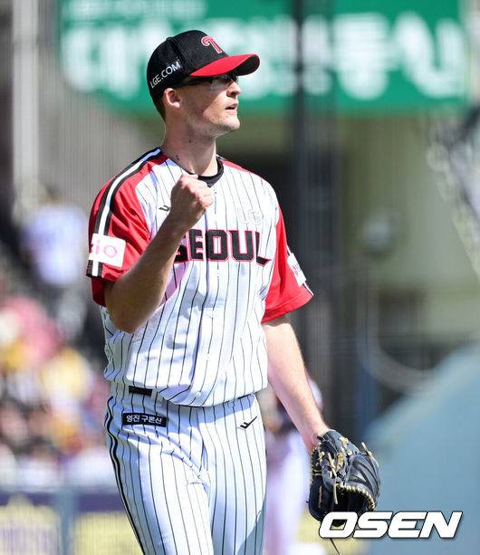 [OSEN=잠실, 지형준 기자] 4일 오후 서울 잠실야구장에서 2025 신한 SOL Bank KBO리그 LG 트윈스와 SSG 랜더스의 경기가 열렸다.이날 엘리에이저 에르난데스의 부상 대체 외국인투수로 LG에 입단한 코엔 윈이 KBO리그 데뷔전을 갖는다. SSG 선발은 박종훈.4회초 2사 2,3루에서 LG 코엔 윈이 SSG 고명준을 3루 땅볼로 처리하며 기뻐하고 있다. 2025.05.04 /jpnews@osen.co.kr