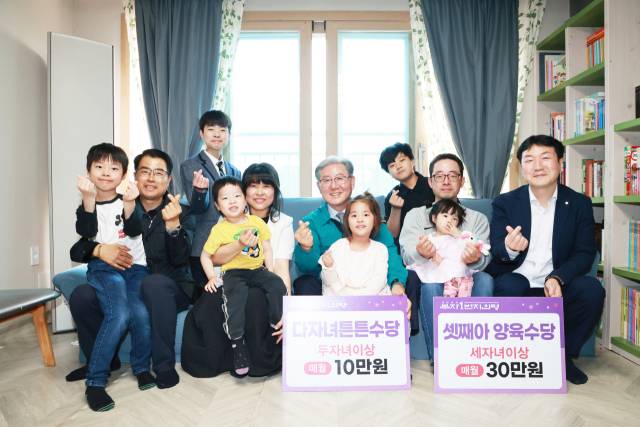 ▲오태완 의령군수가 대의면으로 전입한 8인 가구를 직접 방문해 감사의 인사를 전했다.ⓒ의령군