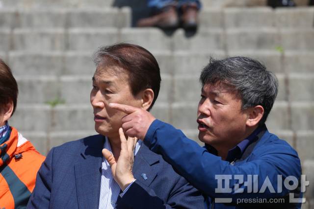 ▲ 경북에서 이재명후보 지지를 선언한 보수진영의 권오을 전의원이 영주를 찾아 이재명후보 민생청취 행보에 힘을 보탰다. ⓒ프레시안(최홍식)(좌 권오을전의원, 우 김현권 전민주당의원)